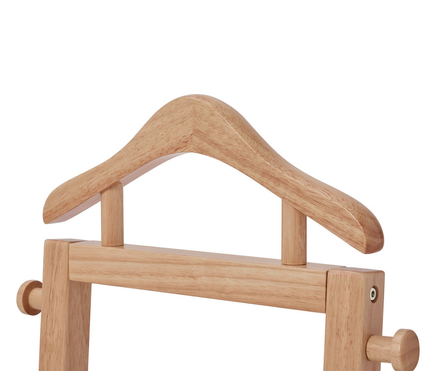 Nahaufnahme eines hellbraunen, hölzernen Garderobenständers mit Bügel.