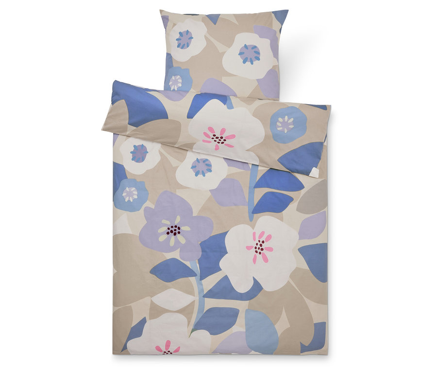 Bettwäsche-Set mit Blumenmuster in Blau-, Lila- und Beigetönen.