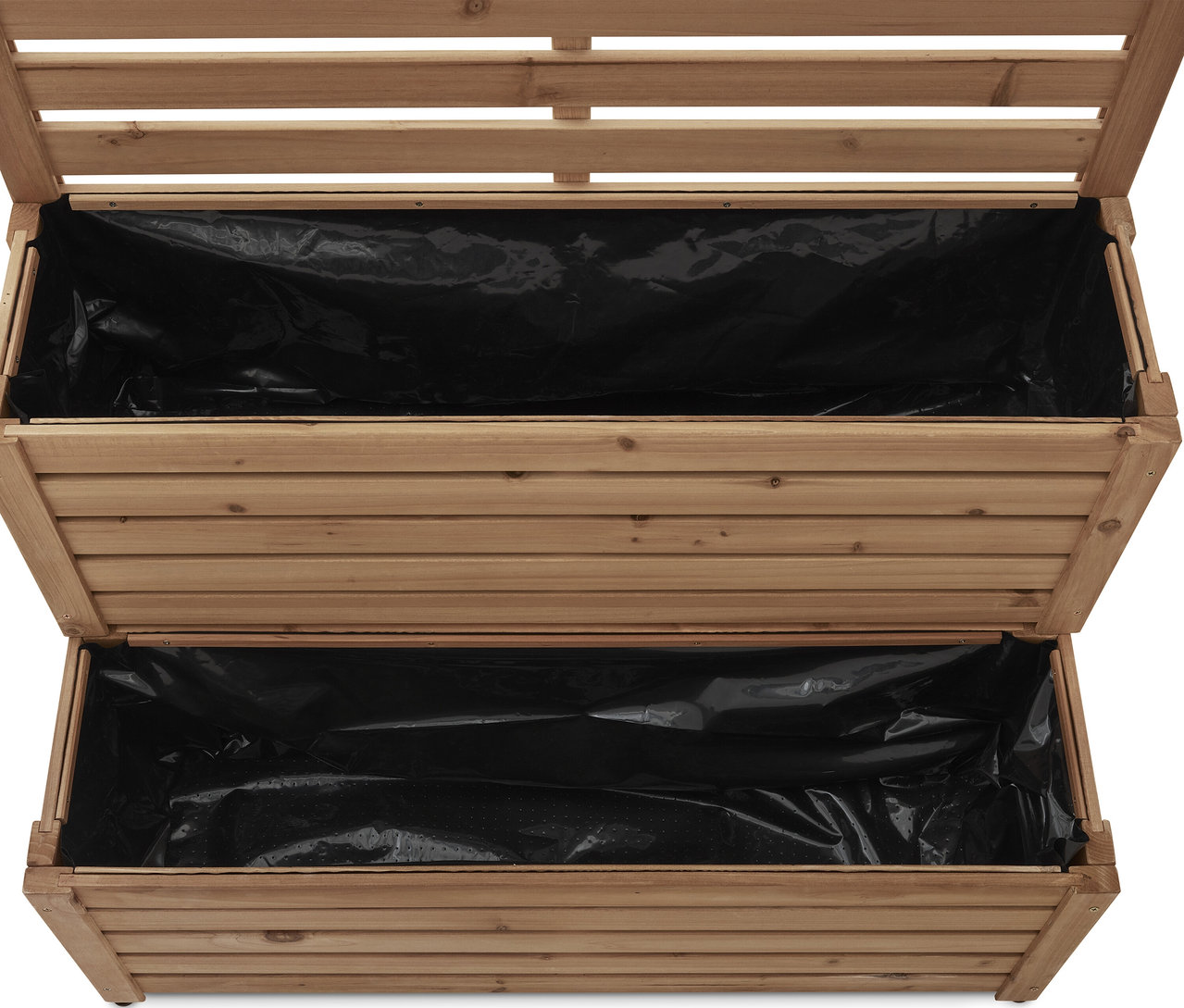 Nahaufnahme eines zweistöckigen Pflanzkastens aus Holz, ausgekleidet mit schwarzem Kunststoff.