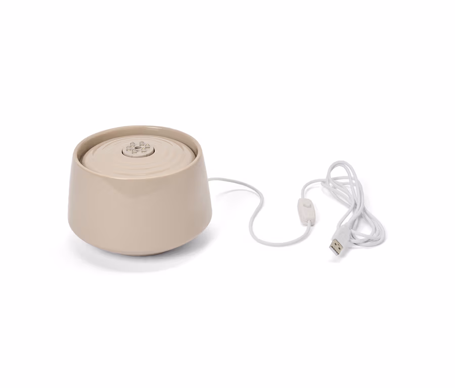 Beiger Tierbrunnen mit USB-Kabel.