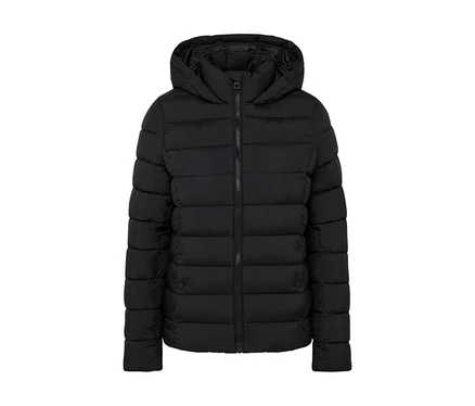 Schwarze Steppjacke mit Kapuze.