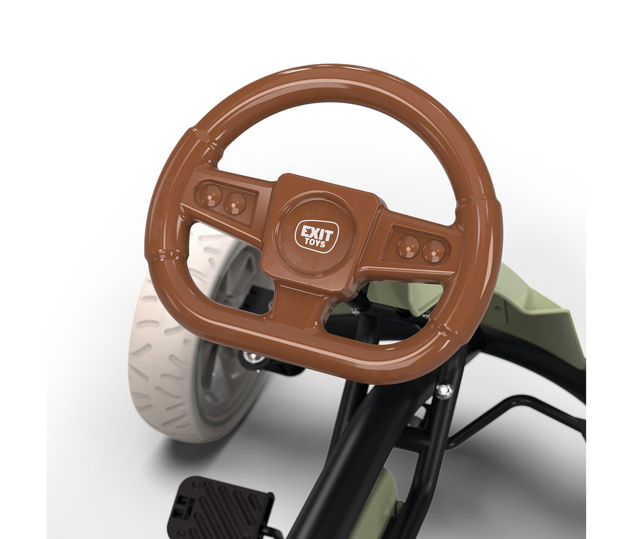 Nahaufnahme eines braunen Lenkrads eines Spielzeug-Gokarts mit „EXIT TOYS“-Logo, das einen Teil eines weißen Rades, eines schwarzen Rahmens und eines Pedals zeigt.