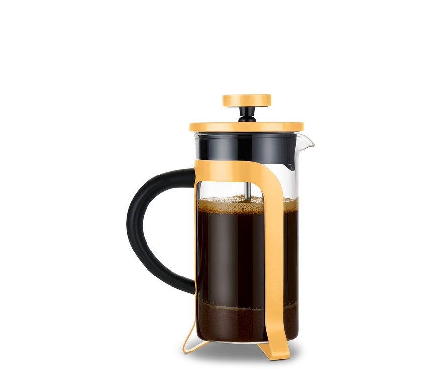 Eine gelbe French Press Kaffeekanne aus Glas mit schwarzem Griff ist mit Kaffee gefüllt.
