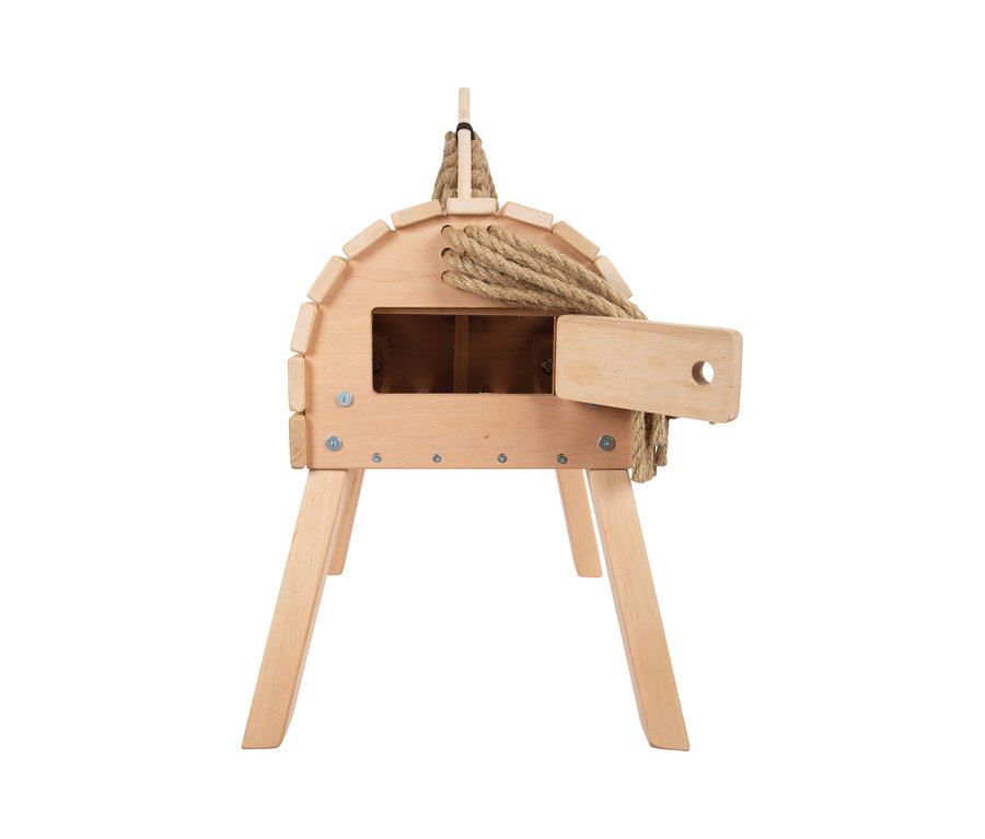 Kompaktes small foot Holzpferd mit Seil als Mähne und offenem Staufach.