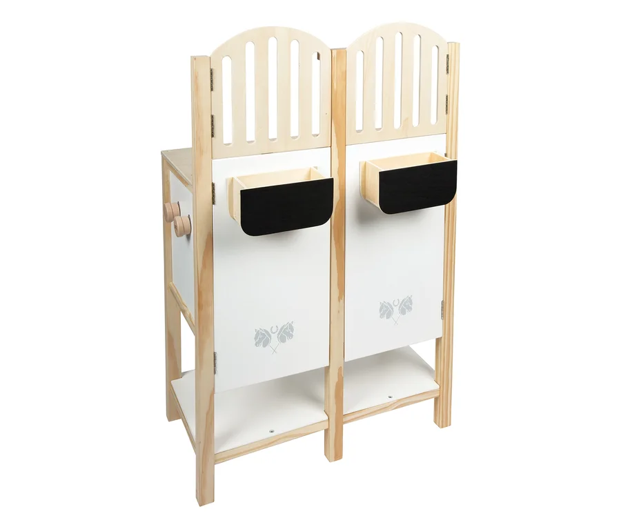 Der small foot Hobby-Horse-Pferdestall aus Holz hat zwei Boxen mit Ablageflächen und schwarzen Behältern.