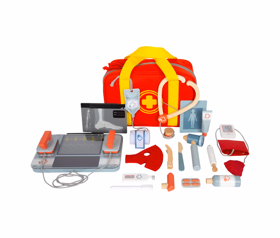Ein small foot Notarzttasche Spielset mit roter Tasche, Defibrillator, Stethoskop, Röntgenbildern, Infusion, Blutdruckmanschette und weiteren Instrumenten.