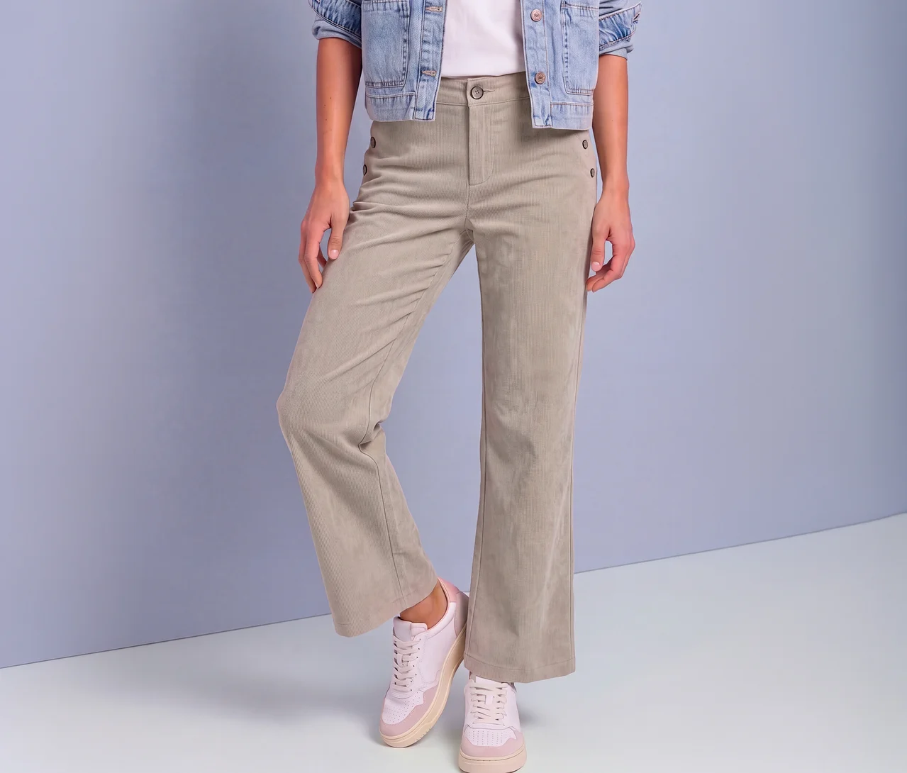 Eine Person trägt eine hellbeige Street One Cordhose mit weitem Bein und seitlichen Knöpfen, dazu eine Jeansjacke und rosa-weiße Sneaker.