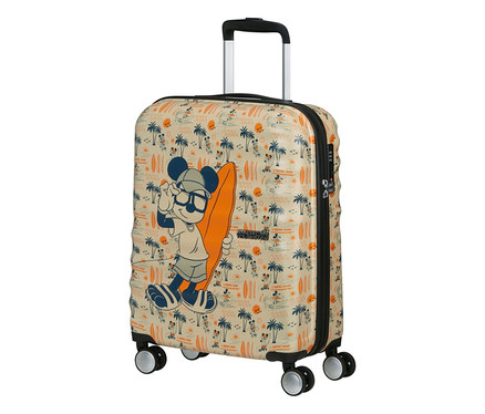 Beiger Koffer mit Mickey Mouse im Surfer-Look, der ein orangefarbenes Surfbrett hält, umgeben von Palmen und Wellen. Der Koffer hat einen ausgezogenen Griff und vier Rollen.