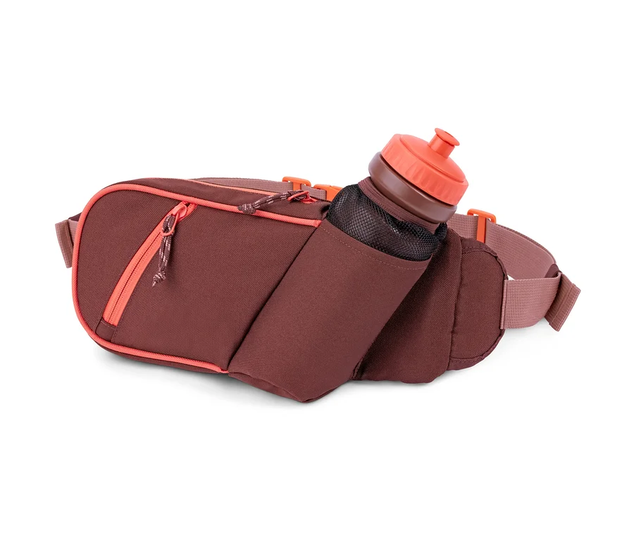 Eine braune Hüfttasche mit orangefarbenen Details und einem Netzfach, in dem sich eine braune Wasserflasche mit orangefarbenem Verschluss befindet.
