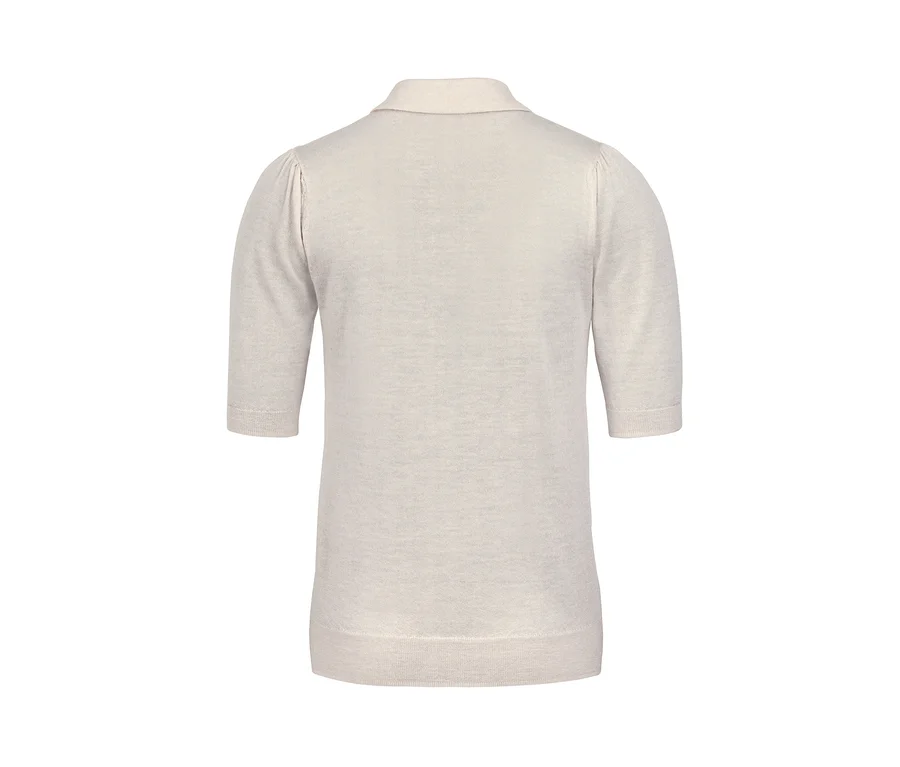 Detailaufnahme eines cremefarbenen Strick-Poloshirts aus Wolle (Merinowolle).