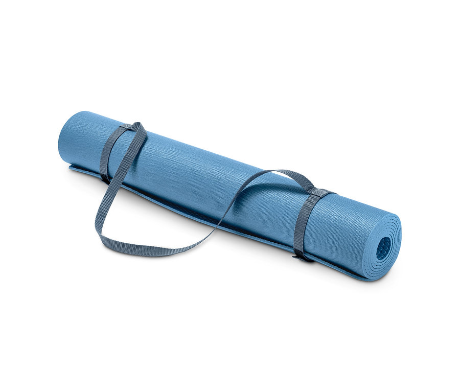 Eine zusammengerollte blaue Yoga- und Fitnessmatte mit Riemen.