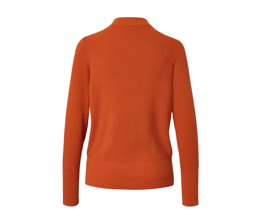 Detailansicht der Rückseite eines Strickpullovers.