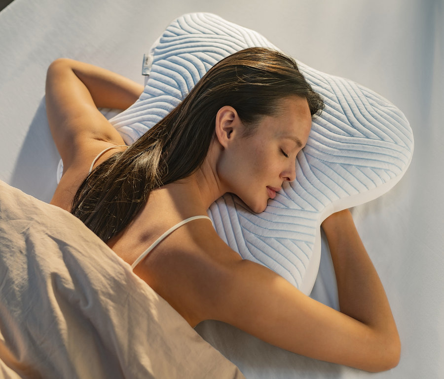 Frau schläft auf TEMPUR® All-Around SmartCool™ Schlafkissen.