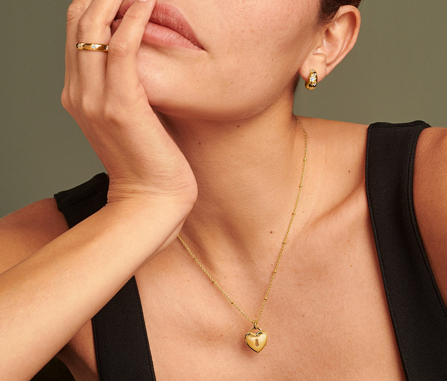 Frau mit 925 Silber Ring Stars, 925 Silber Kette Herz und 925 Silber Creolen Stars.