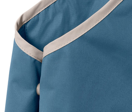 Detail einer blauen Kleinkind-Regenhose mit beiger Bordüre.