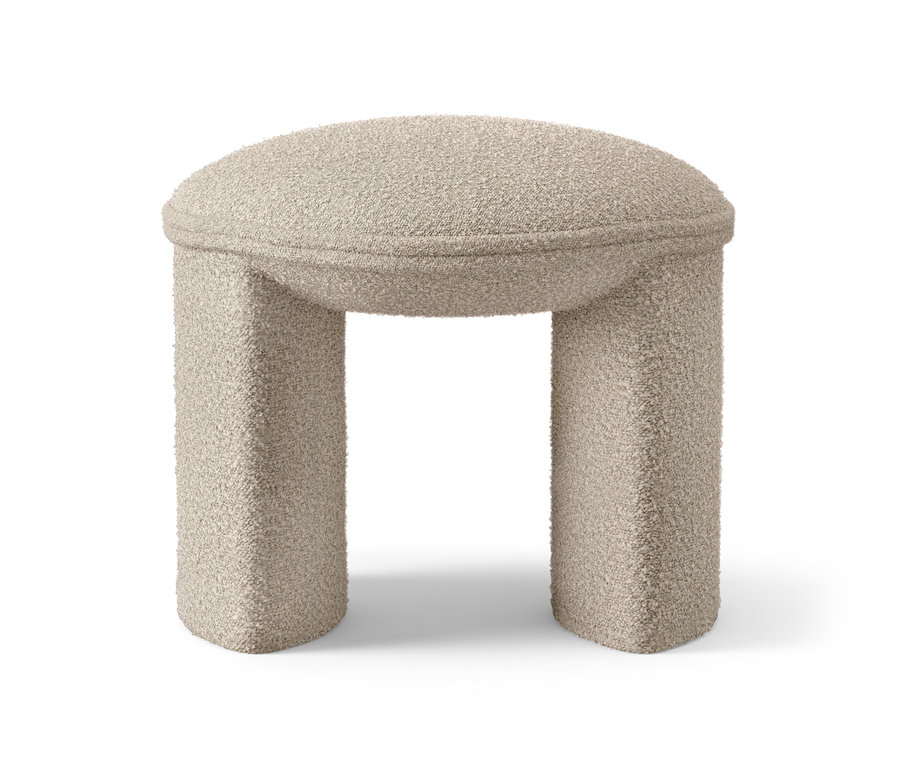 Ein beiger, gepolsterter Hocker.