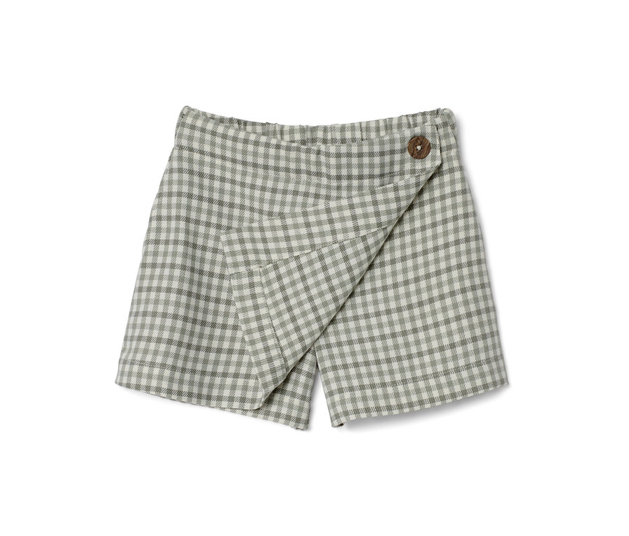 Ein Kinder-Hosenrock mit Karomuster und Knopf.