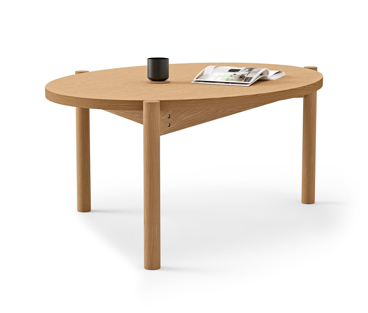 Ovaler Couchtisch aus hellem Holz mit schwarzer Tasse und Zeitschrift.