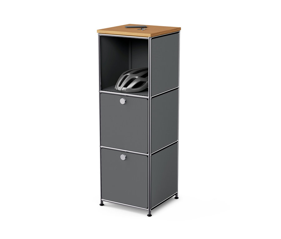 Schmale graue Kommode Metall »CN3« mit Holzplatte und 2 Klappenfächern. Im oberen offenen Fach befindet sich ein Helm.