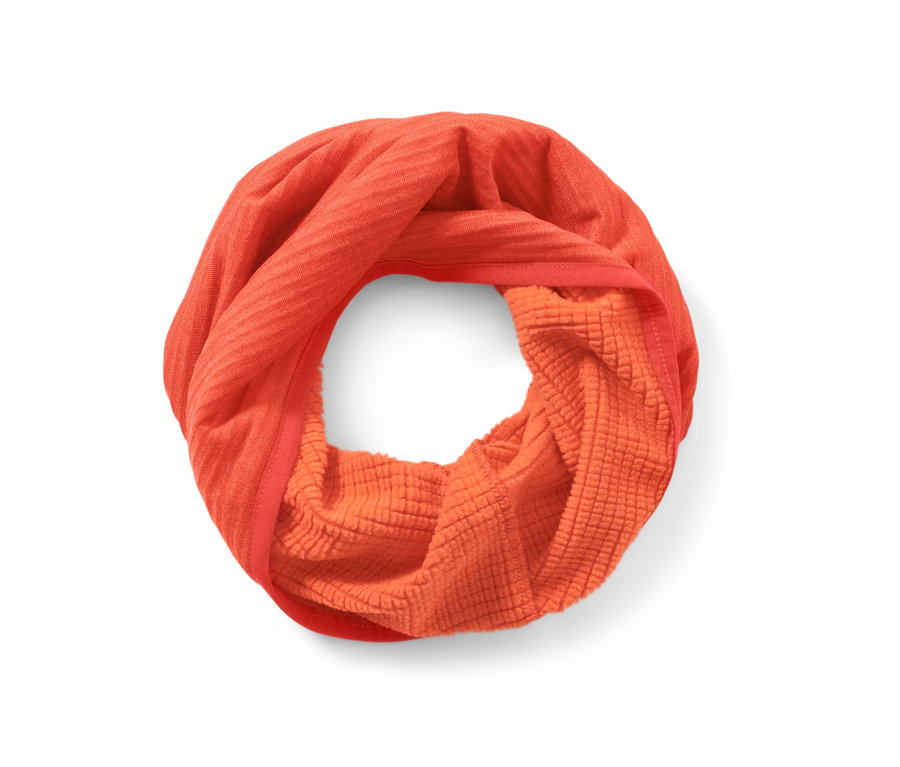 Ein orangefarbenes Multifunktionstuch ist zu einem Kreis gerollt.