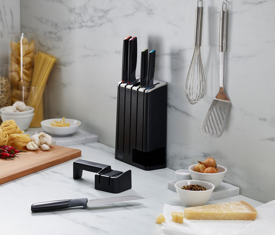 Küchenarbeitsplatte mit Joseph Joseph Messerblock Elevate, Messerschärfer und Lebensmitteln.