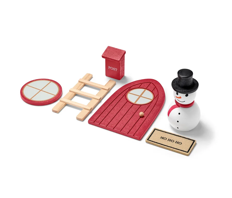 Wichteltür-Set mit roter Tür, Leiter, Fenster, Briefkasten, Schneemann und Fußmatte.