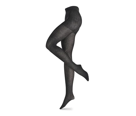 Eine Strickstrumpfhose mit Struktur auf weißem Hintergrund.