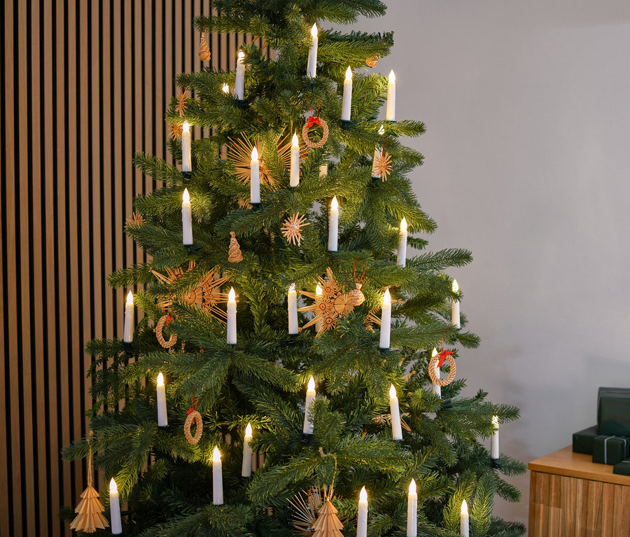 Weihnachtsbaum geschmückt mit 30 LED-Weihnachtsbaumkerzen.