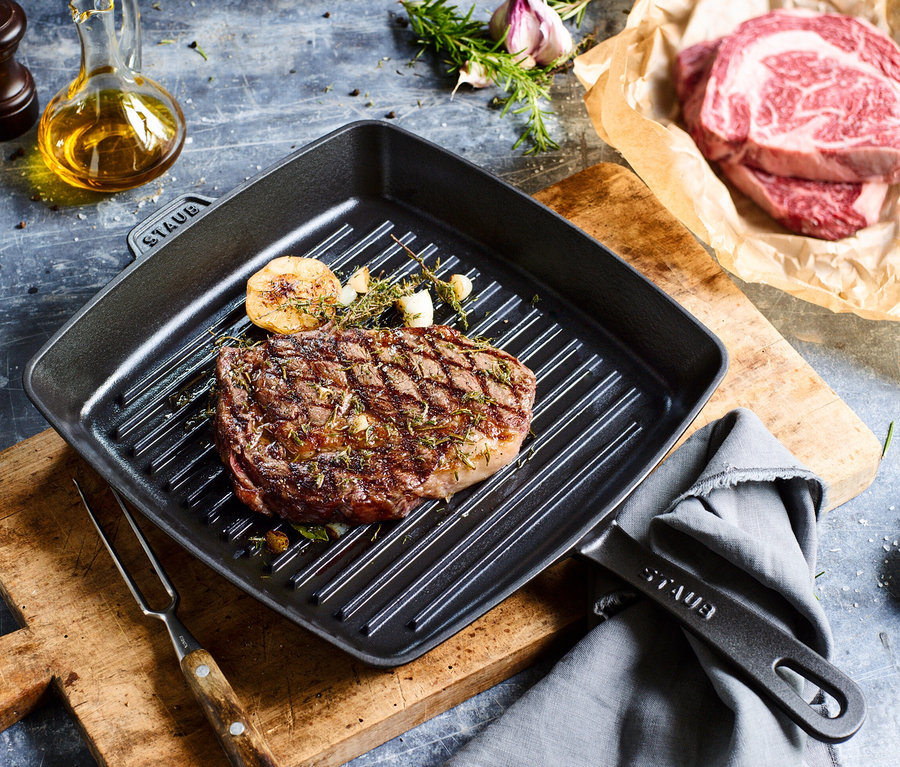 Gegrilltes Steak mit Knoblauch und Kräutern in STAUB American Grill Pfanne aus Gusseisen, 26 cm.