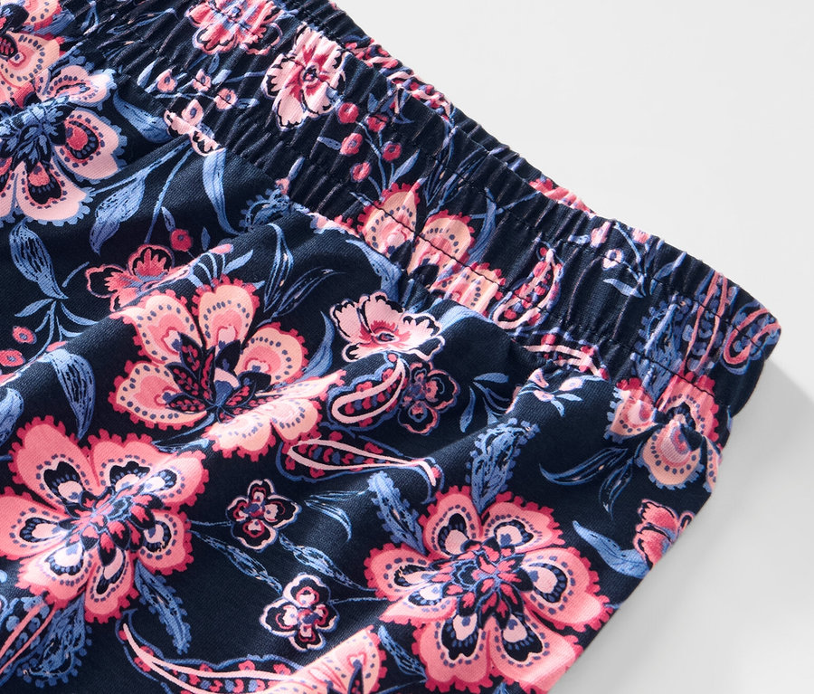Detailansicht einer Pyjamahose mit Blumenmuster.