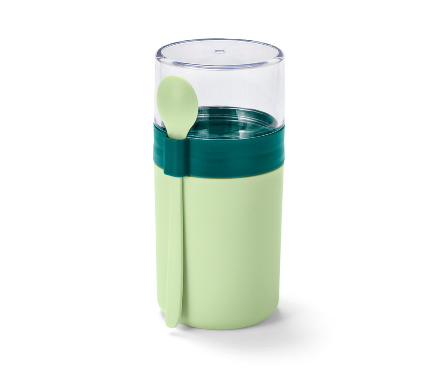 Ein grüner To-go-Joghurt-Becher mit Löffel.