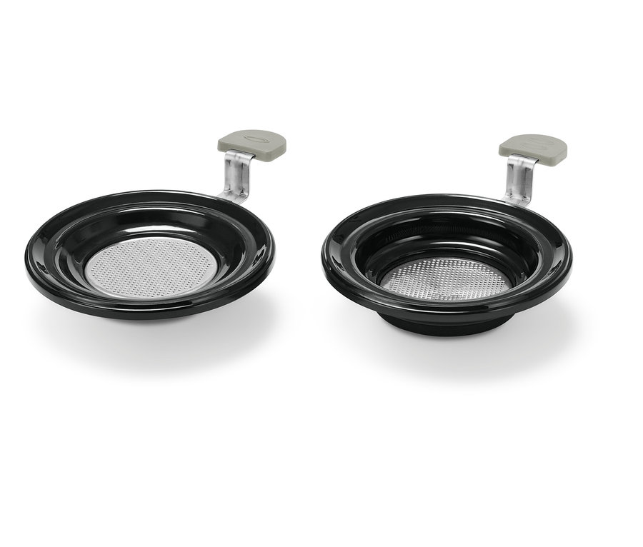 Zwei schwarze »Call me Pad« Kaffeepadhalter auf weißem Hintergrund.