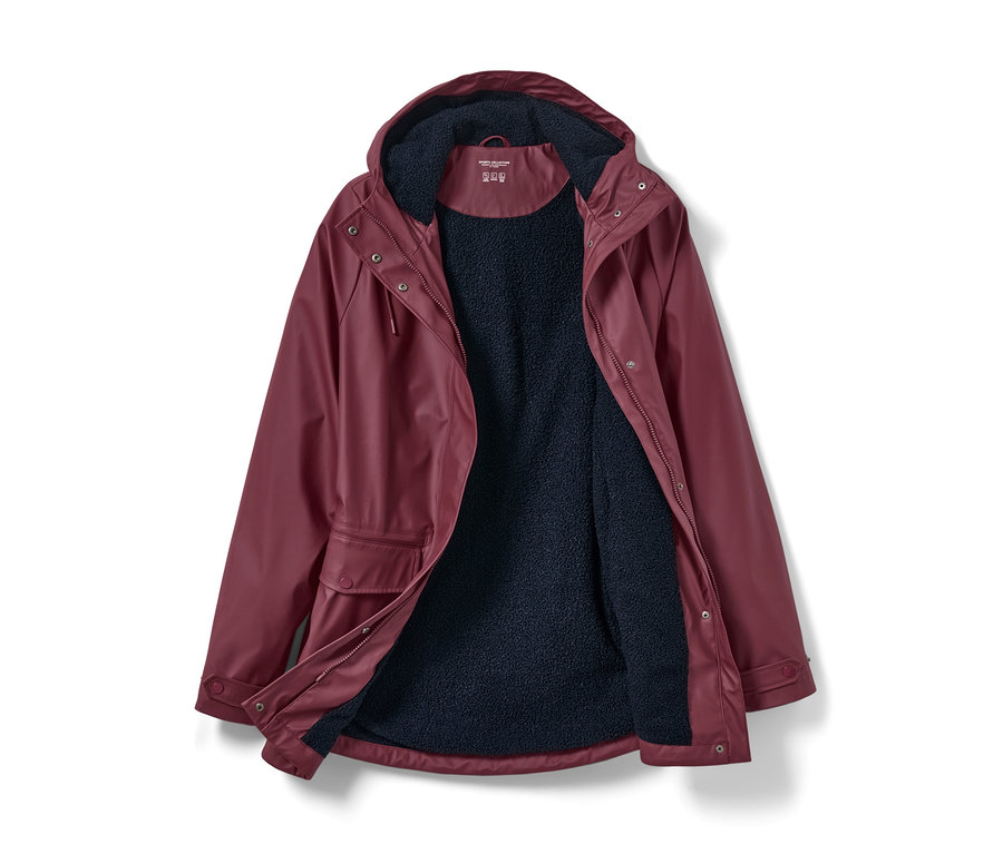 Offener, weinroter Teddy-Regenmantel mit Kapuze und Reißverschluss liegt auf einem weißen Hintergrund.