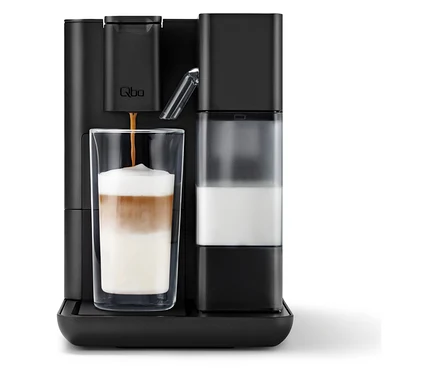 Kaffee wird aus einer schwarzen Qbo MILK MASTER Velvet Black Kaffeemaschine in ein Glas gegossen.