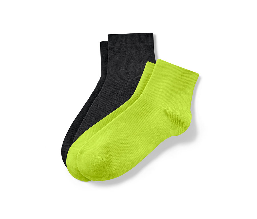 Zwei Paar kurze Sportsocken: ein Paar neon-gelb, ein Paar schwarz.