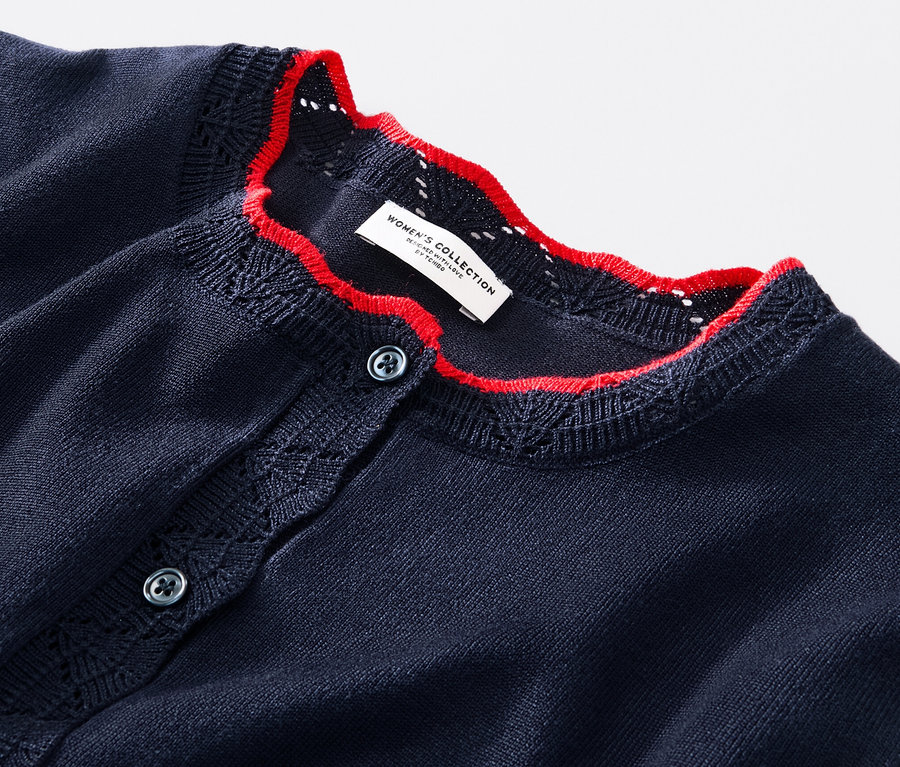 Detailansicht eines Feinstrick-Cardigans mit Wellenkante.