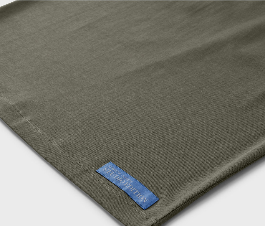 Detailaufnahme eines Kinder-Heavy-T-Shirts mit überschnittenen Schultern.