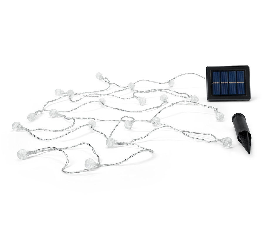 Eine Solar-Lichterkette mit Kugeln liegt auf einem weißen Hintergrund.