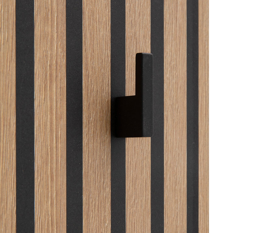 Detailaufnahme eines schwarzen Hakens auf einem braun-schwarzen Hakenpaneel »Ryker«.