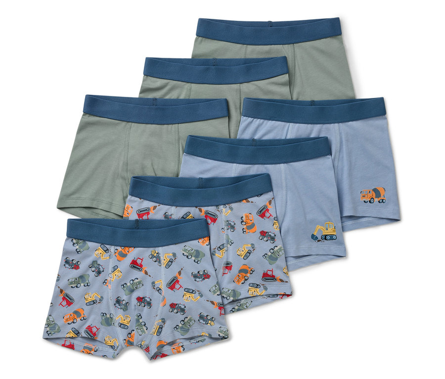 Sechs Jungen-Boxershorts in Grün- und Blautönen mit Baustellenfahrzeugdruck.
