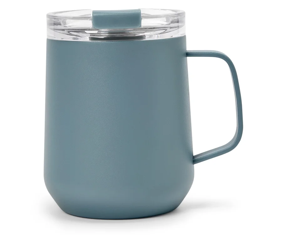 Blauer Becher mit transparentem Deckel und Griff.