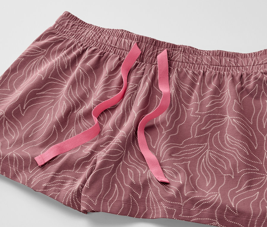 Ein Shorty-Pyjama mit Blattmuster und rosa Band.