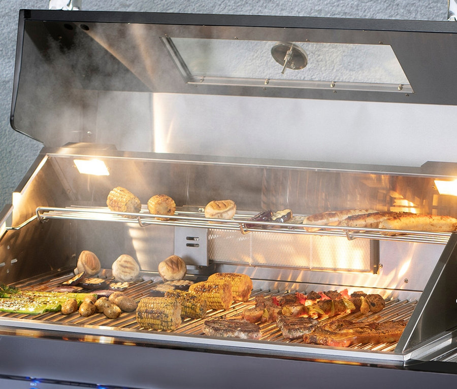 Essen wird auf der Buschbeck Outdoorküche »Chester«, inkl. Wetterschutzhülle zubereitet.