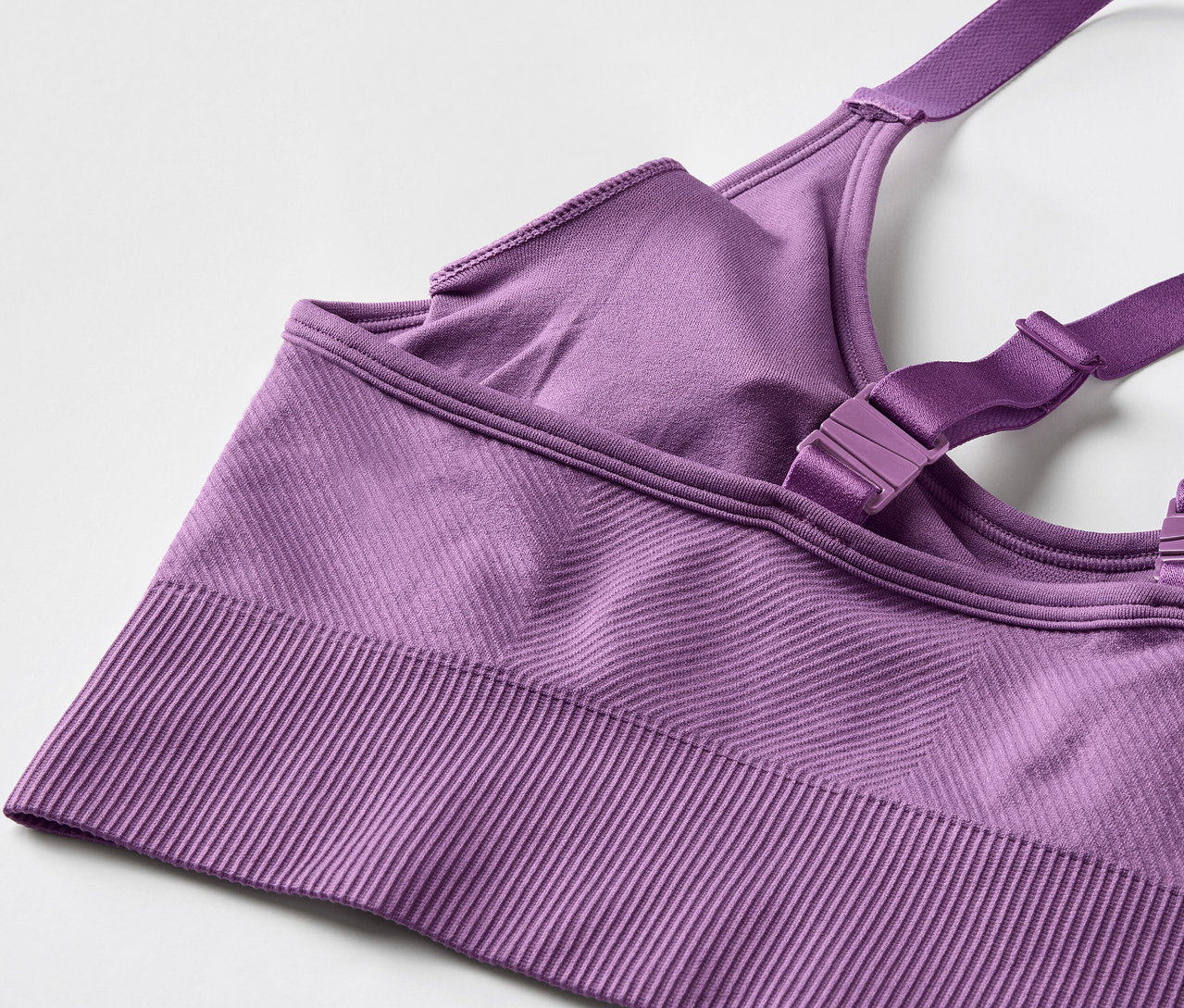 Detailaufnahme eines violetten Sport-BHs mit verstellbaren Trägern.