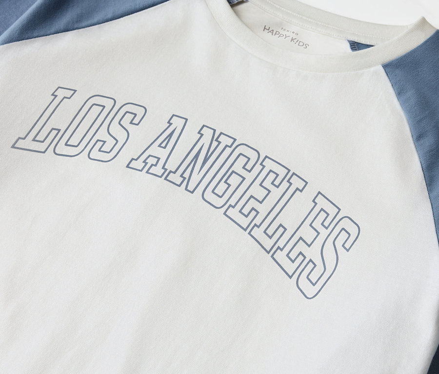 Detailaufnahme eines Kinder-Pyjama-Sets mit der Aufschrift Los Angeles.
