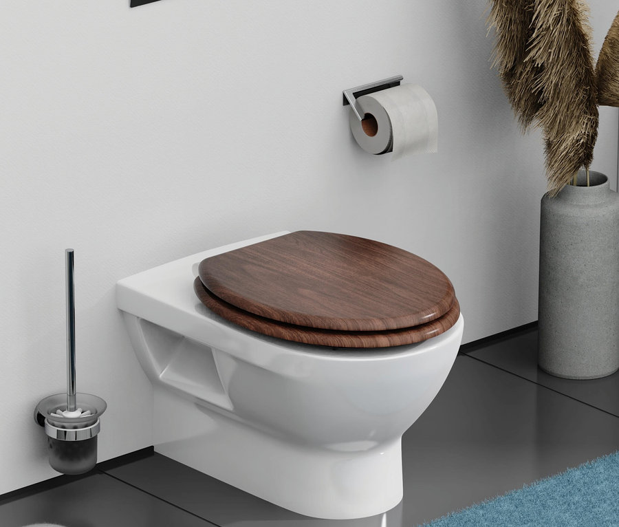 Weißes WC mit Holzdeckel, Toilettenpapierhalter und WC-Bürste.