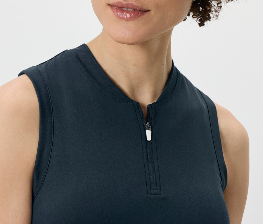 Frau trägt dunkelblaues Funktionstop.