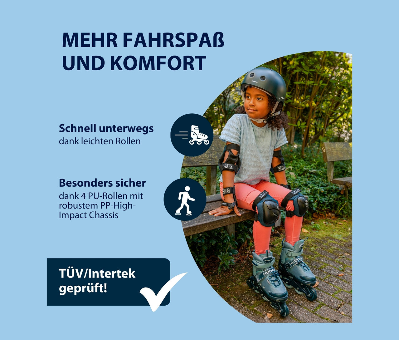Mädchen sitzt mit HUDORA Inline Skates »Leon 2.0«, Gr. 29–32 und Schutzausrüstung auf einer Bank.