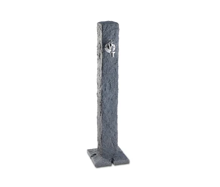 Eine graue Garantia Wassersäule aus Granit mit einem Wasserhahn.