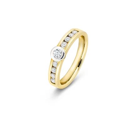 Nahaufnahme eines goldenen Rings 585 mit neun Diamanten.